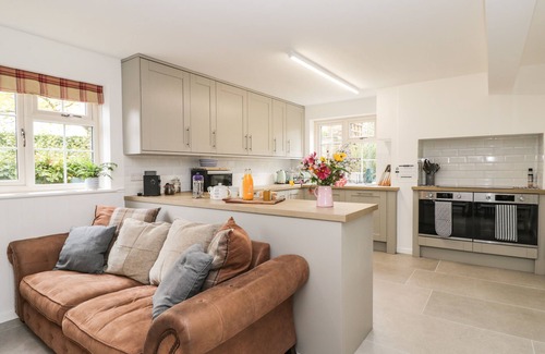 Sherborne Cabaña | THE STABLE HOUSE, pet friendly, with hot tub in Sherborne