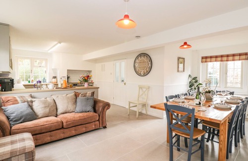 Sherborne Cabaña | THE STABLE HOUSE, pet friendly, with hot tub in Sherborne