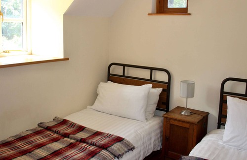 Tremain Cabaña | The Stables -3 miles from stunning Aberporth Beach