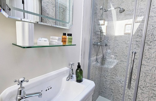 Potters Bar Casa | The Stables - a luxurious & tranquil country retreat with private hot tub & gym
