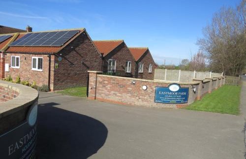 Bridlington Casa | The Stables At Eastmoor Farm Large Luxury 2 Bed Cottage with Big Family Bedroom Dog Friendly Secure Gardens and Free Parking Free WiFi