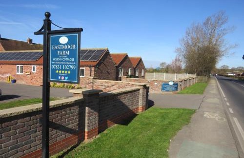 Bridlington Casa | The Stables At Eastmoor Farm Large Luxury 2 Bed Cottage with Big Family Bedroom Dog Friendly Secure Gardens and Free Parking Free WiFi