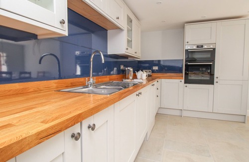 Burton Bradstock Cabaña | THE STABLES, BURTON BRADSTOCK, family friendly in Burton Bradstock