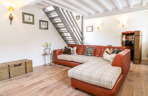 Beeley Cabaña | THE STABLES, family friendly, with hot tub in Rowsley
