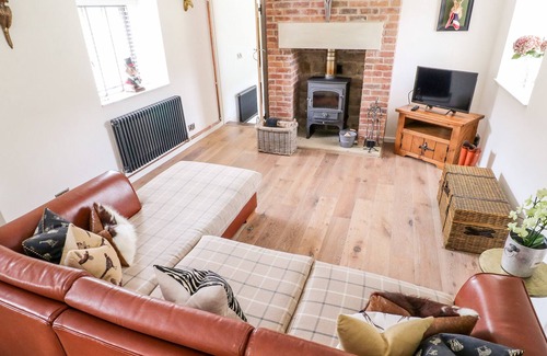 Beeley Cabaña | THE STABLES, family friendly, with hot tub in Rowsley