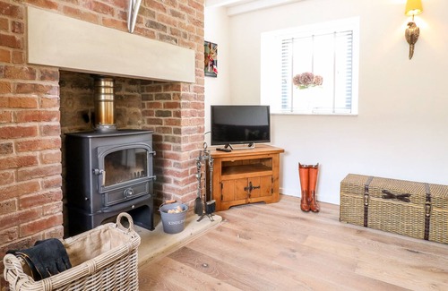 Beeley Cabaña | THE STABLES, family friendly, with hot tub in Rowsley