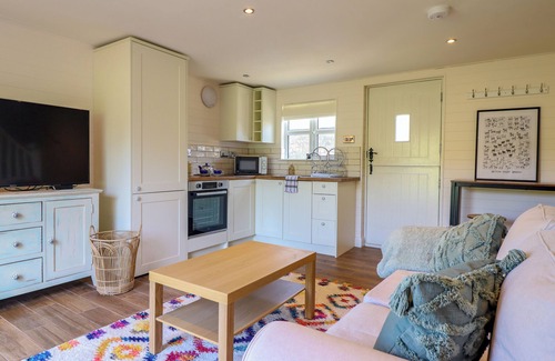 Mold Cabaña | THE STABLES, pet friendly, with a garden in Tafarn-Y-Gelyn