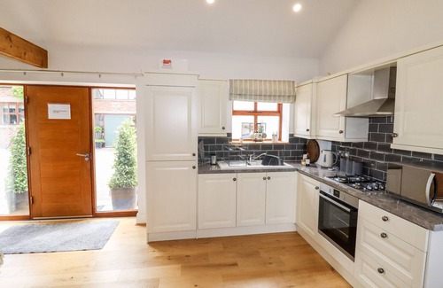 Longton Cabaña | THE STABLES, romantic, country holiday cottage in Walmer Bridge