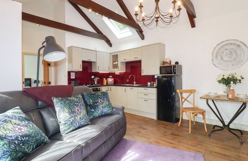 St. Columb Major Cabaña | THE STABLES, romantic, with a garden in St Columb Major