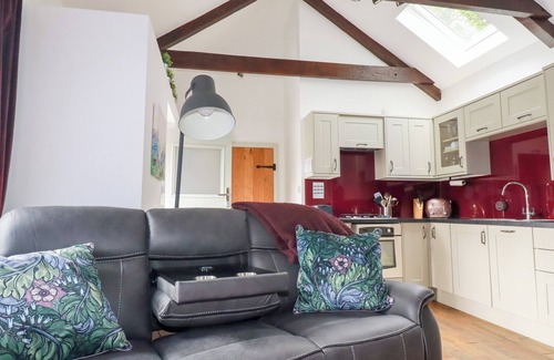 St. Columb Major Cabaña | THE STABLES, romantic, with a garden in St Columb Major