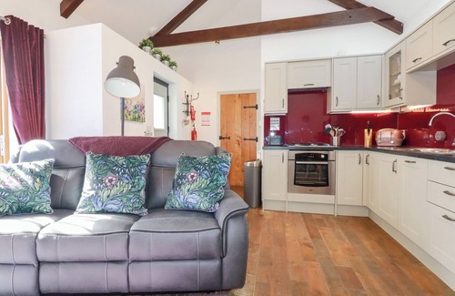 St. Columb Major Cabaña | THE STABLES, romantic, with a garden in St Columb Major