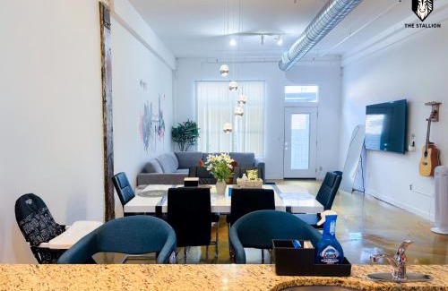 Downtown Memphis Apartamento | The Stallion #104 - Brand New Modern Spacious Loft with Patio - Walkable to attractions