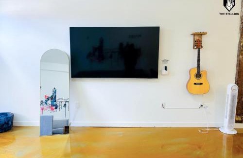 Downtown Memphis Apartamento | The Stallion #104 - Brand New Modern Spacious Loft with Patio - Walkable to attractions