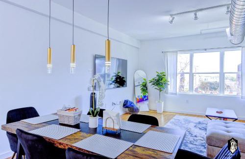 Downtown Memphis Apartamento | The Stallion #301 - Walk to attractions, Modern Luxe Loft in Downtown Memphis with free covered gated parking