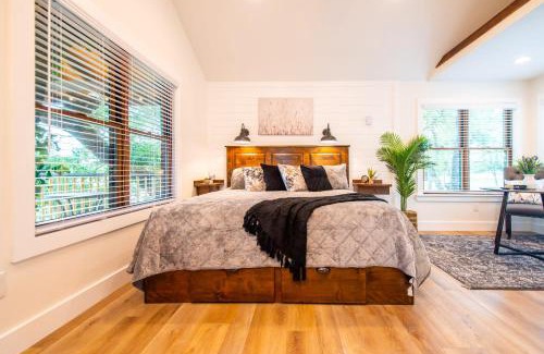 Elm Mott Otro | The Starling Treehouse 15 MIN to Magnolia Baylor