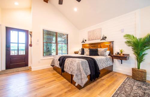 Elm Mott Otro | The Starling Treehouse 15 MIN to Magnolia Baylor