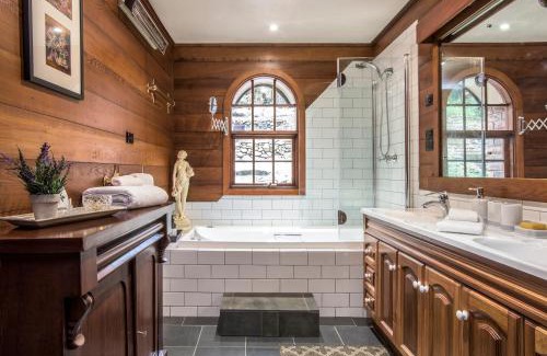 Kallista Casa | The Stone on the Hill - 3 bedroom house