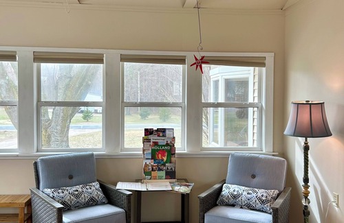 Fennville Casa | “The Stones Throw Chateau” Minutes to anywhere