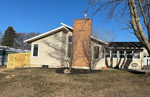 Fennville Casa | “The Stones Throw Chateau” Minutes to anywhere