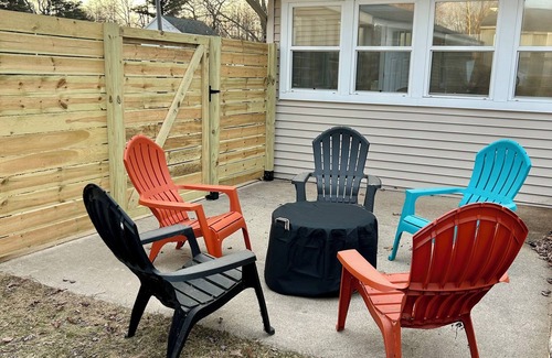 Fennville Casa | “The Stones Throw Chateau” Minutes to anywhere