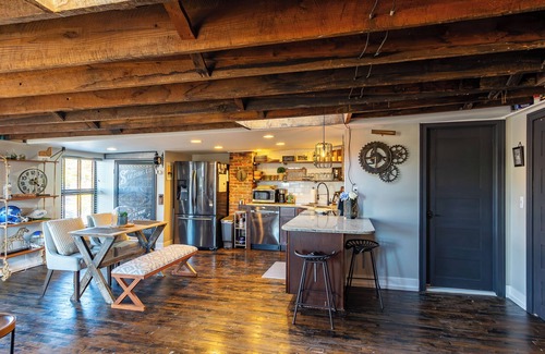 Northville Apartamento | The Studio by Brandt is located at the heart of historic Downtown Northville.