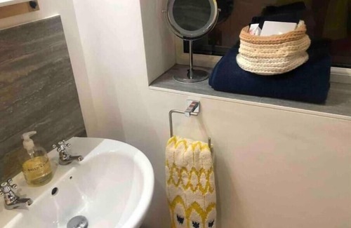 Runnymede Apartamento | The Studio on The Green; Tranquil getaway near Windsor Great Park. Pet friendly!