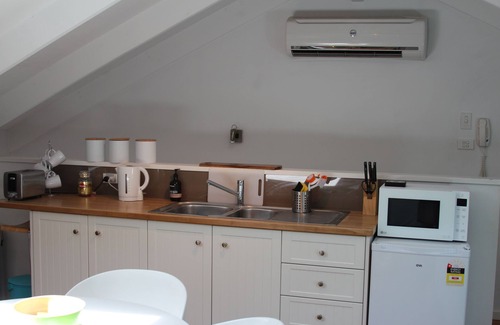 Meroo Meadow Apartamento | El estudio: elegante espacio independiente, ideal para familias y niñas.