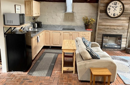 Axe Creek Apartamento | The Studio under the gum tree.