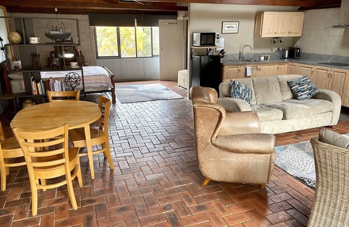 Axe Creek Apartamento | The Studio under the gum tree.