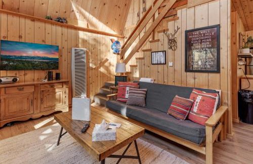 Sugarloaf Casa | The Sugar Loft - Cozy cabin located in one of the quietest neighborhoods! Relax and recharge!