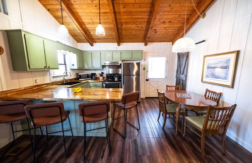 Higden Casa | “The Sugarloaf Mountain Cabin” A Charming Lakefront Escape!!