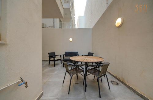 Marsaskala Apartamento | The Suite Stay - Just off the Promenade & Beach !