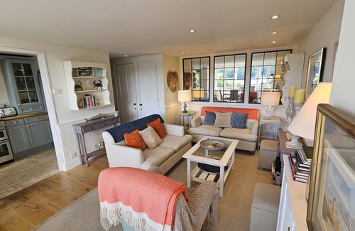 St. Mawes Cabaña | The Summer House - a cottage that sleeps 6 guests in 3 bedrooms