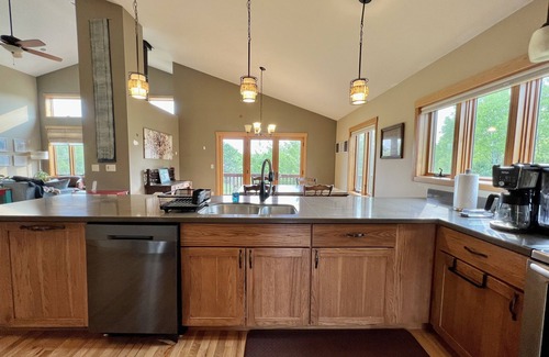 Bayfield Casa | The Summer House - basketball court & large yard