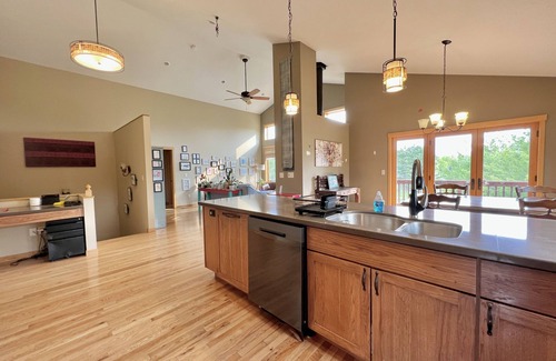 Bayfield Casa | The Summer House - basketball court & large yard