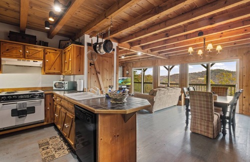 Suches Cabina | The Summit Haven -Top of Mountain/Pet Friendly/Panoramic Year-Round Views