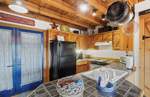 Suches Cabina | The Summit Haven -Top of Mountain/Pet Friendly/Panoramic Year-Round Views