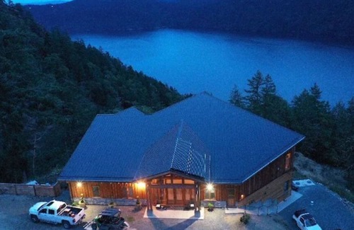 Malahat Apartamento | The Summit Room suite – Breathtaking Fjord View at the Summit House.