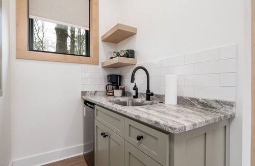 Hot Springs Cabina | The Sun Treehouse, Hot Tub, Sleeps 8
