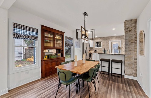 Ellis Historical District Casa | The Suncatcher- Steps to Lake Michigan. Pet Friendly & Fully Fenced