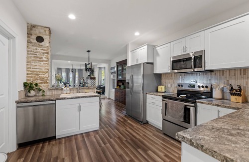Ellis Historical District Casa | The Suncatcher- Steps to Lake Michigan. Pet Friendly & Fully Fenced