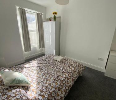 Stoke Casa | The Sunflower En-suite Room