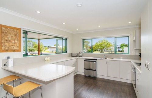 Cooks Beach Casa | The Sunny Bach - Cooks Beach Holiday Home