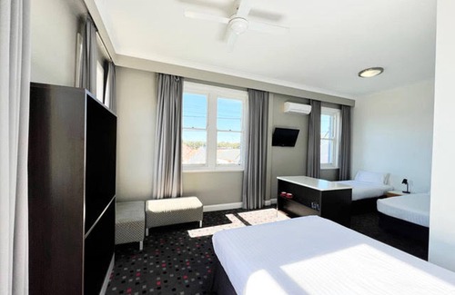 Broadmeadow Hotel | The Sunnyside Tavern, Broadmeadow