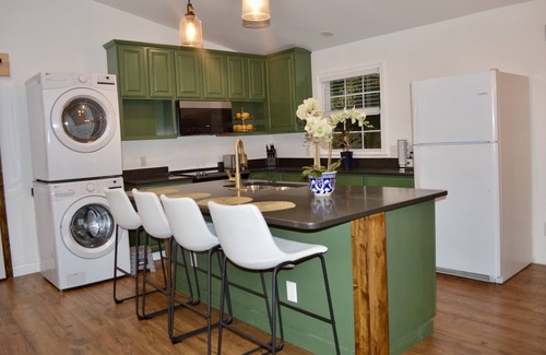 Winston - Salem Casa | The Sunrise! Close to Wake forest University. 2 King beds. Quiet neighborhood!