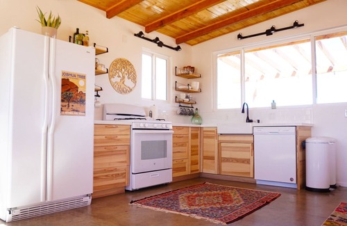 Joshua Tree Casa | The Sunset Road House (Bañera de hidromasaje! Hamacas! ¡Hogar!)