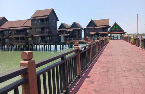 Kuala Teriang Cabina | the sunset view lagoon suite