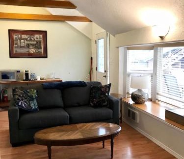Regional District of Nanaimo Cabina | The Surf Lodge and Pub