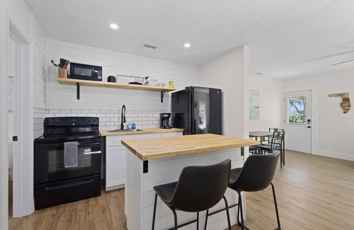 River District Apartamento | The Surf Suite | Dog | Near AMI | Near IMG | Patio | TV