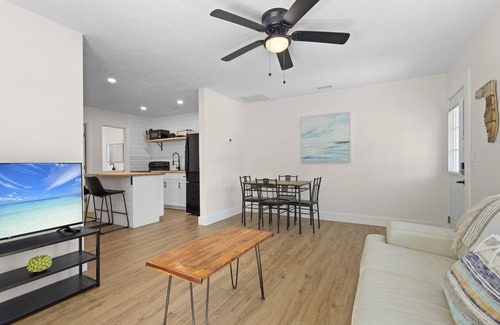 River District Apartamento | The Surf Suite | Dog | Near AMI | Near IMG | Patio | TV
